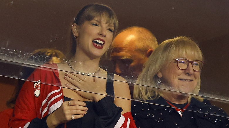 Taylor Swift y Donna Kelce viendo un partido