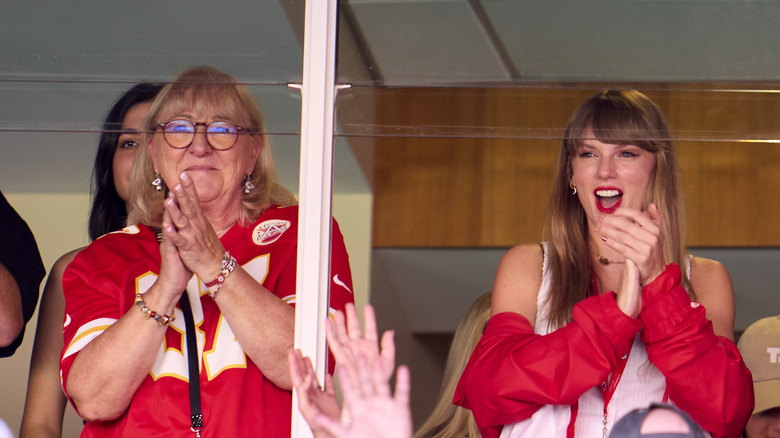 Donna Kelce y Taylor Swift en el juego