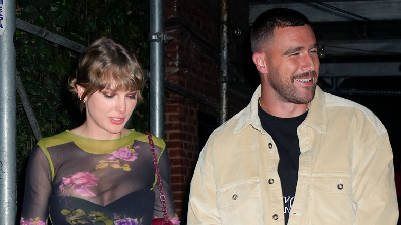 Taylor Swift y Travis Kelce caminando