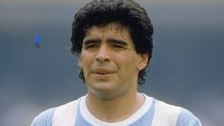 Diego Maradona mirando hacia adelante en uniforme