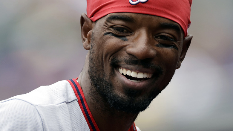 Dee Gordon sonriendo en el campo 2022