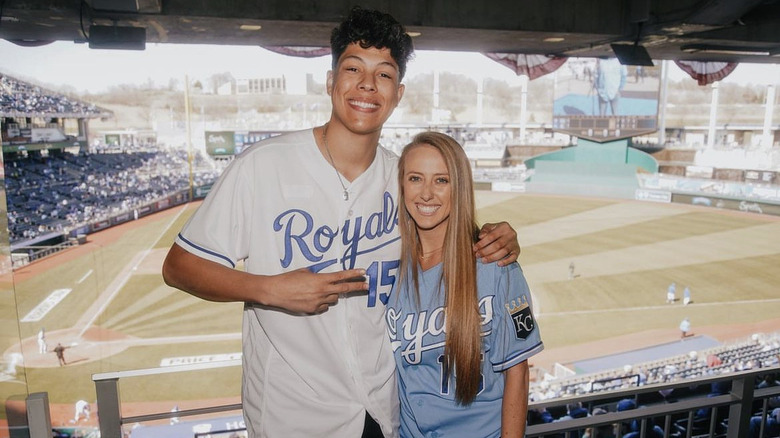 Brittany Mahomes posando con Jackson