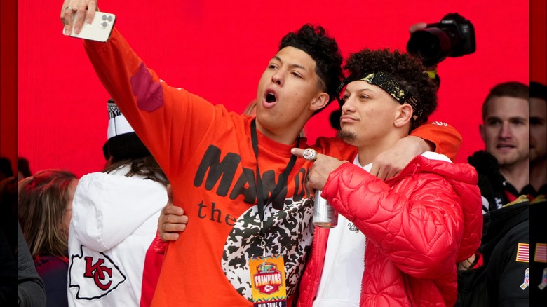 Jackson y Patrick Mahomes celebrando