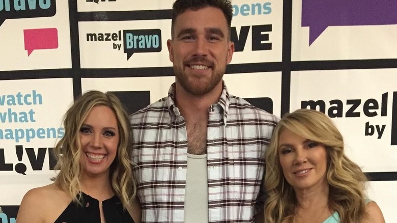 Travis Kelce posa con Ramona Singer en WWHL