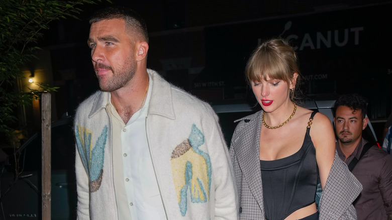 Taylor Swift y Travis Kelce durante una noche de fiesta