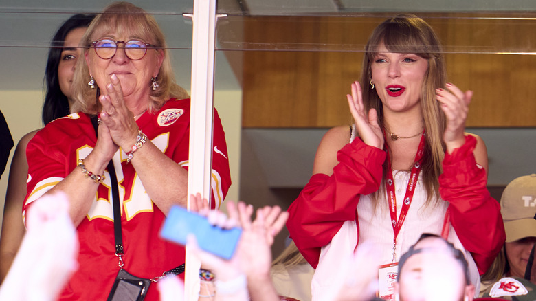 Donna Kelce y Taylor Swift aplaudiendo