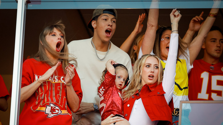 Taylor Swift y Brittany Mahomes celebrando