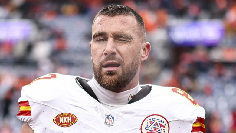 Travis Kelce guiñando un ojo