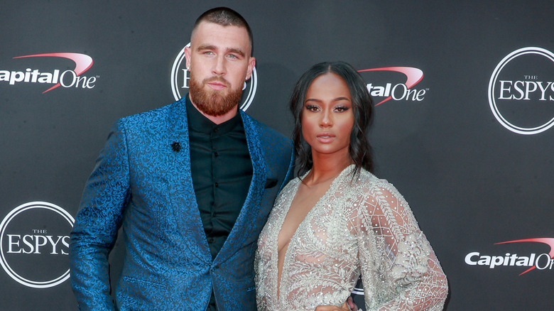 Travis Kelce, Kayla Nicole posando