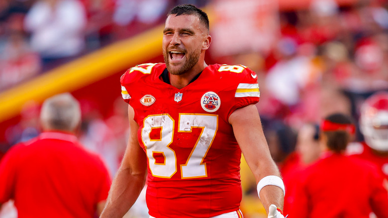 Travis Kelce sonriendo a lo grande en el campo de fútbol