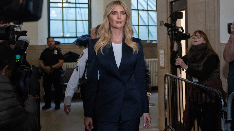 Traje pantalón Ivanka Trump Court Outfit 