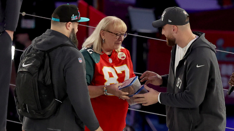 Donna Kelce repartiendo galletas