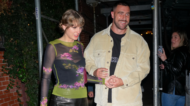 Taylor Swift y Travis Kelce tomados de la mano