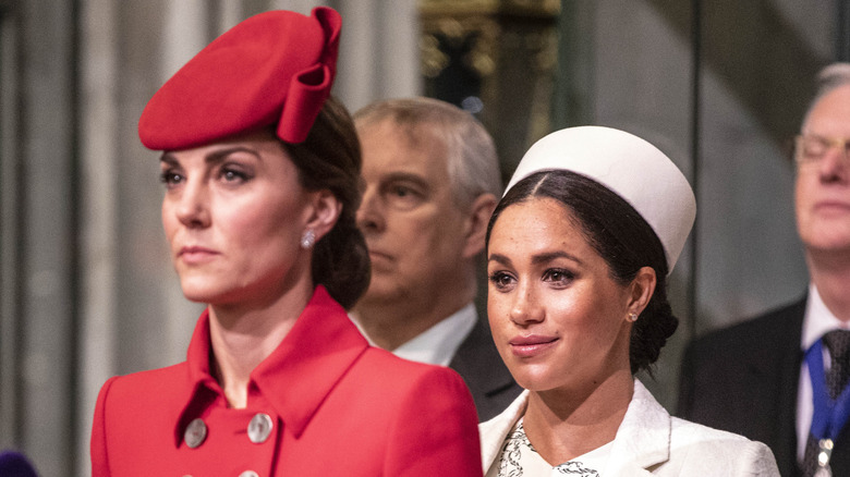 Meghan Markle y Kate Middleton de pie