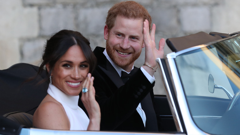 El príncipe Harry y Meghan Markle saludando