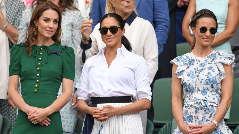 Kate Middleton, Meghan Markle y Pippa Middleton de pie