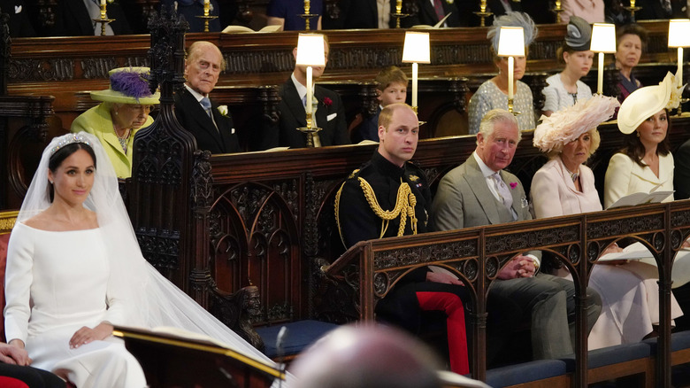 Meghan Markle sentada en el altar