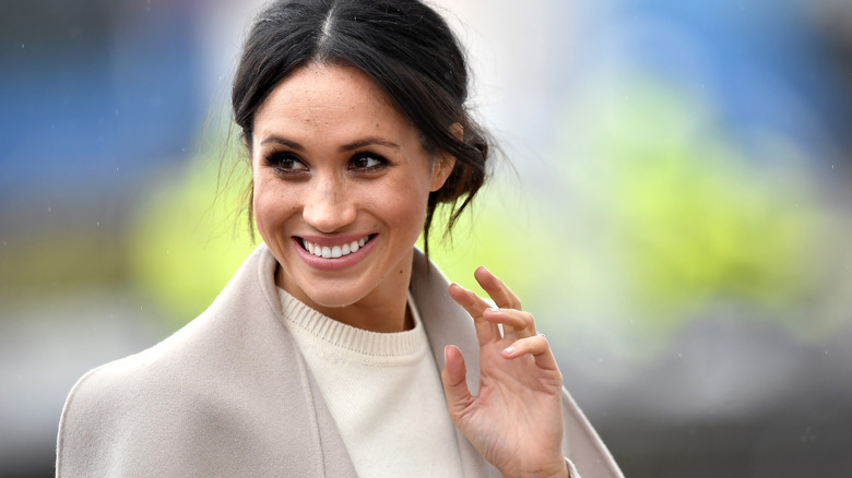 Meghan Markle saludando