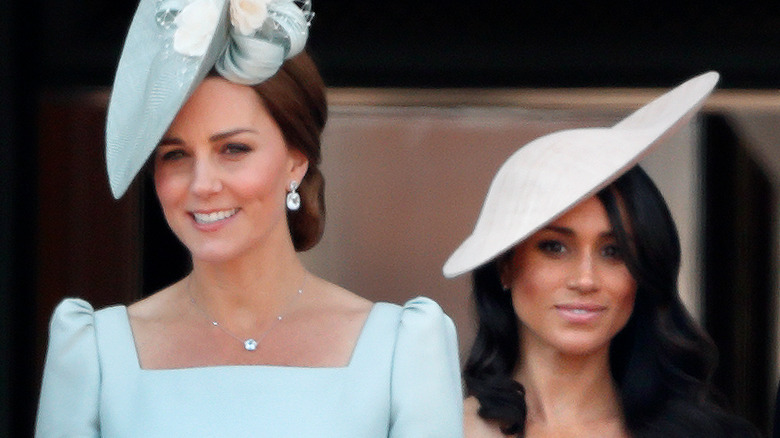 Kate Middleton y Meghan Markle con sombreros