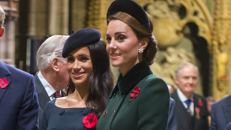 Kate Middleton y Meghan Markle sonriendo