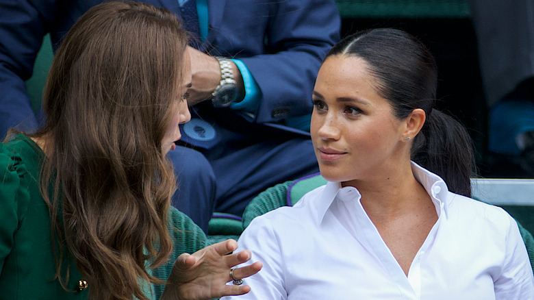 Kate Middleton y Meghan Markle hablando