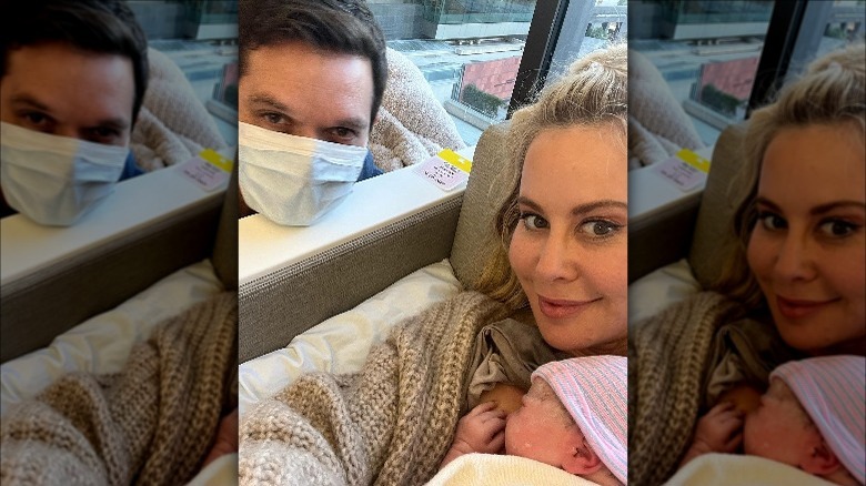 Tara Lipinski sostiene al bebé junto a Todd Kapostasy