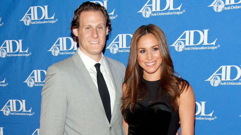 Trevor Engelson y Meghan Markle posando