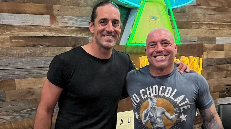 Aaron Rodgers y Joe Rogan sonriendo