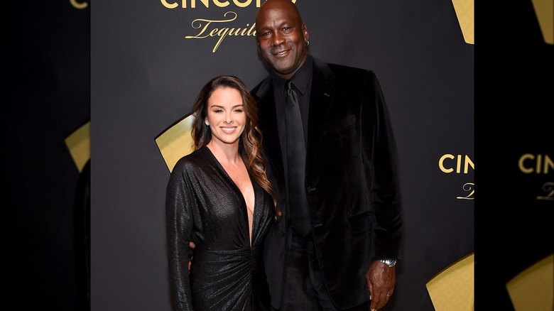 Yvette Prieto y Michael Jordan de negro