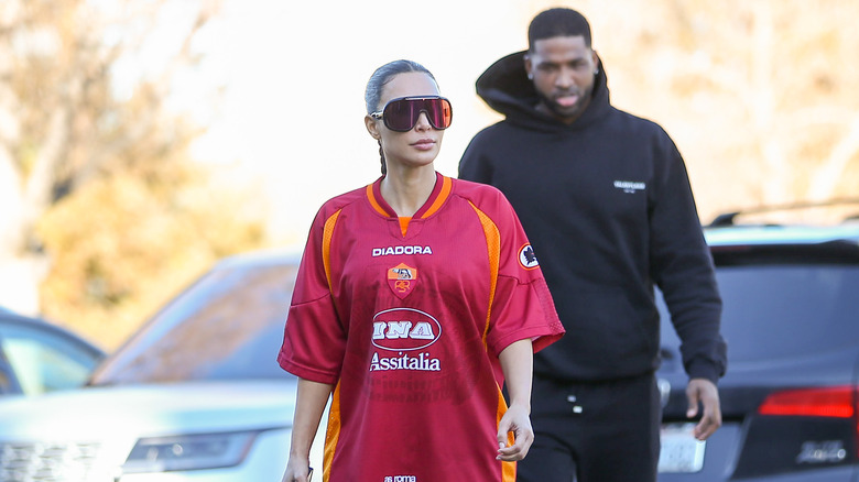 Kim Kardashian y Tristan Thompson caminando