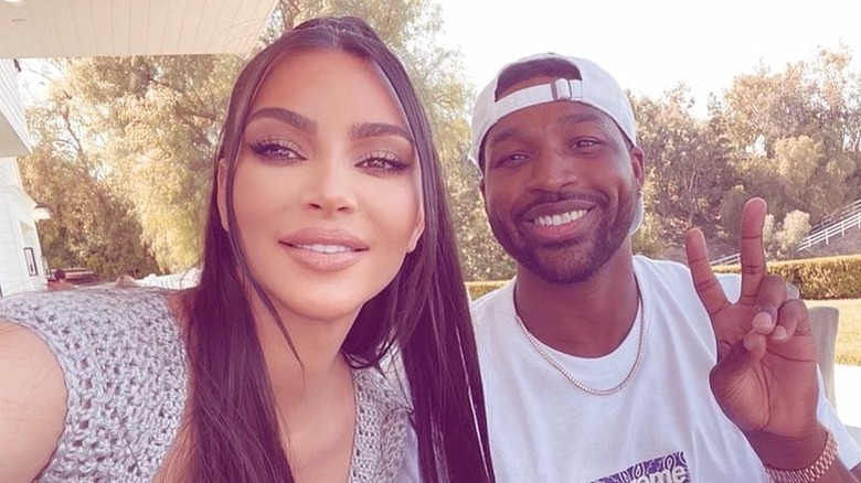 Kim Kardashian y Tristan Thompson sonriendo