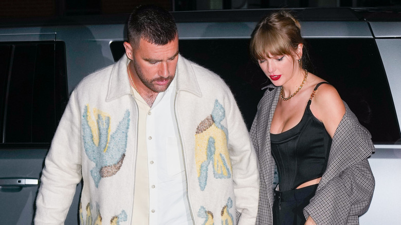 Travis Kelce y Taylor Swift caminando