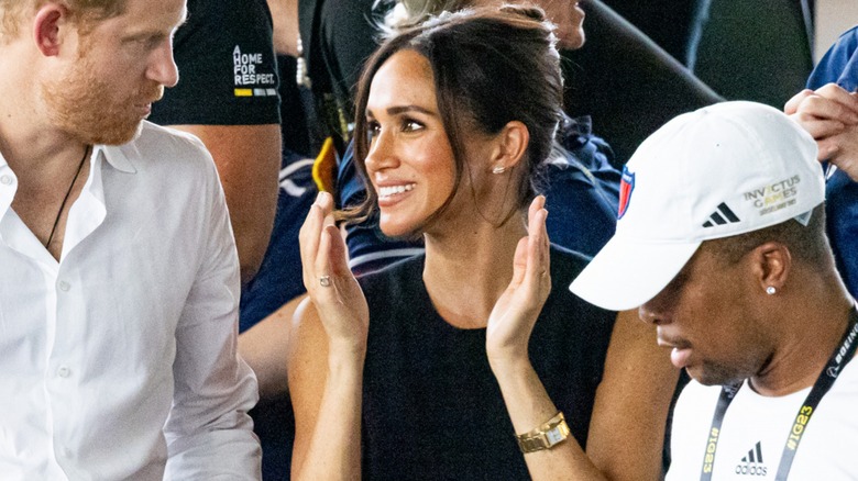 Meghan Markle aplaudiendo