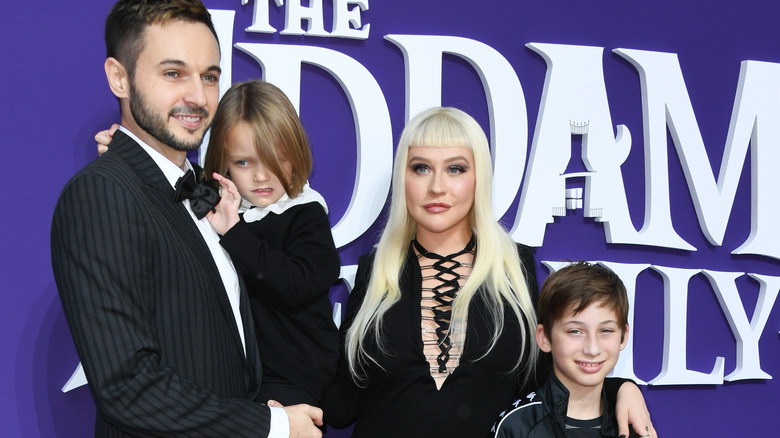 Christina Aguilera y Jordan Bratman con niños