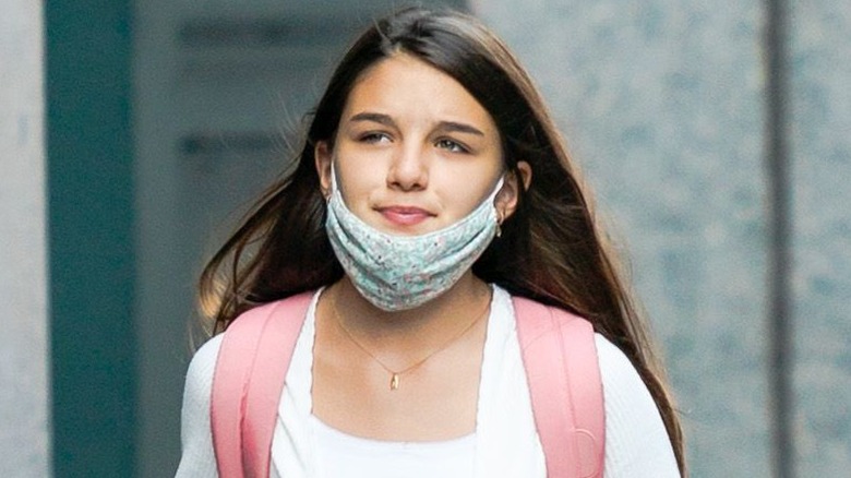 Suri Cruise con mascarilla y top blanco