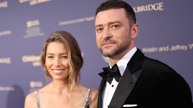 Jessica Biel y Justin Timberlake posando