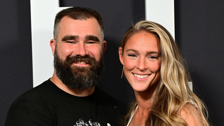 Jason y Kylie Kelce en la alfombra roja