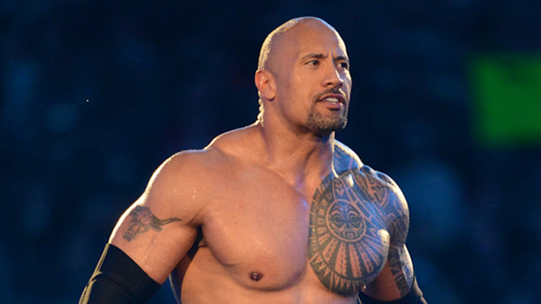 Dwayne Johnson sin camiseta