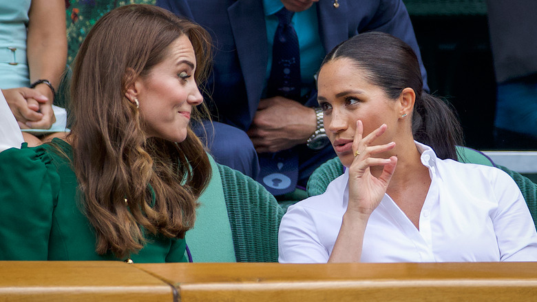 Kate Middleton y Meghan Markle hablando