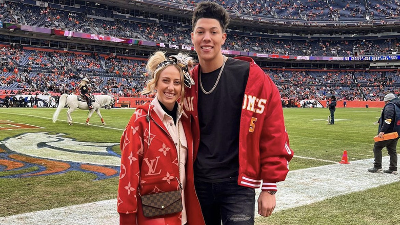 Brittany Mahomes posando con Jackson