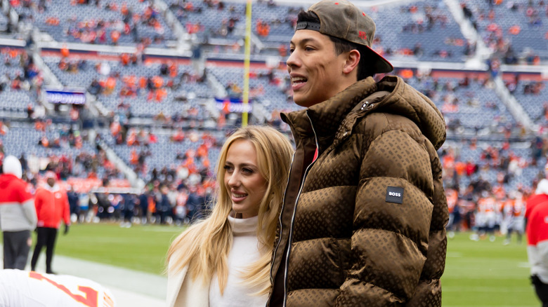 Brittany Mahomes posando con Jackson