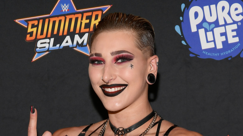 Rhea Ripley sombra de ojos roja lápiz labial negro