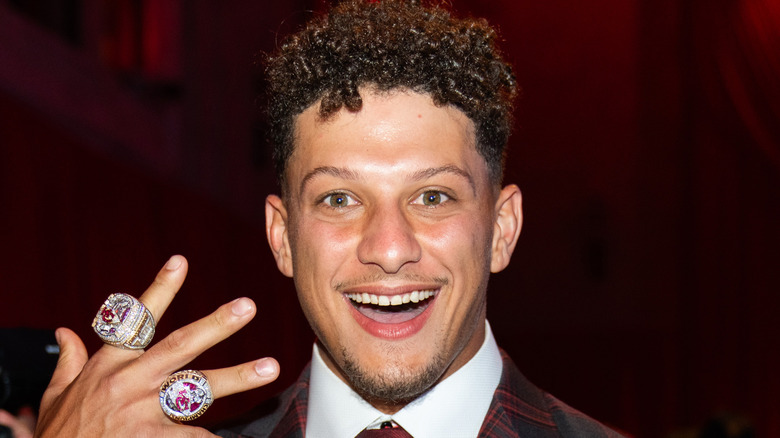 Patrick Mahomes muestra anillos