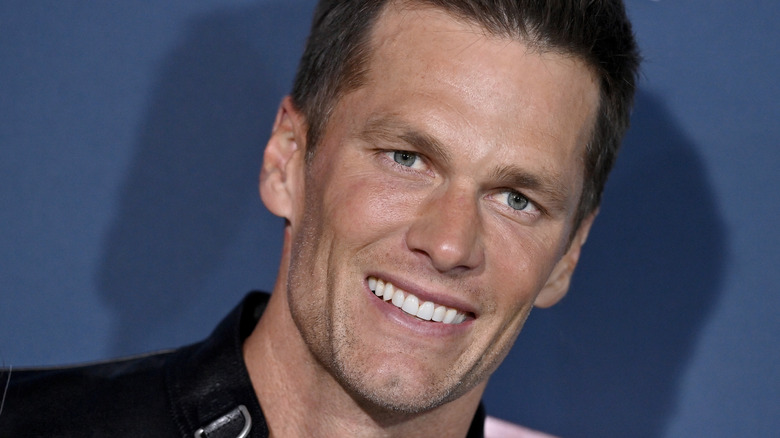 Tom Brady dientes blancos sonriendo