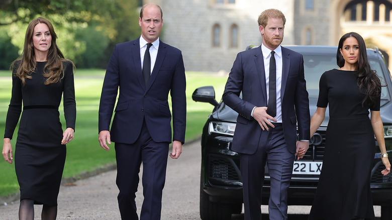 Kate Middleton, el príncipe William, el príncipe Harry y Meghan Markle caminando