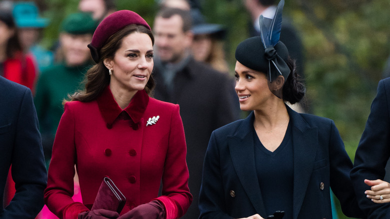 Kate Middleton y Meghan Markle caminando