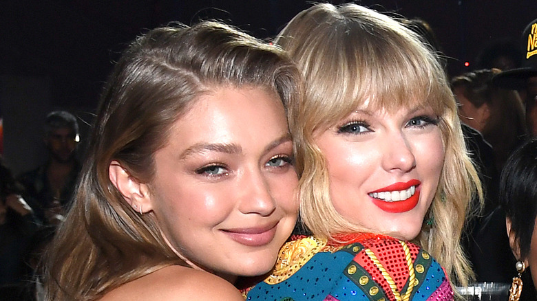 Gigi Hadid abrazando a Taylor Swift