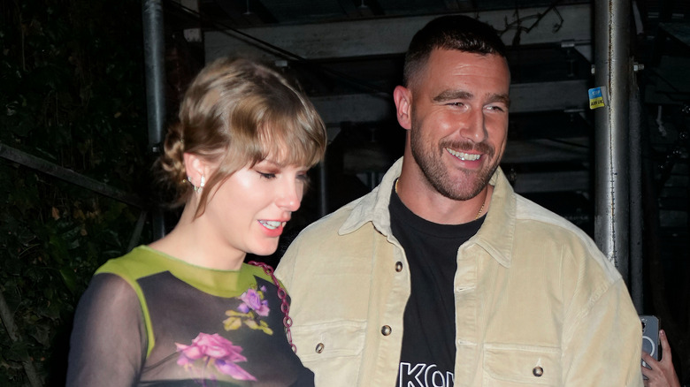 Taylor Swift y Travis Kelce sonriendo