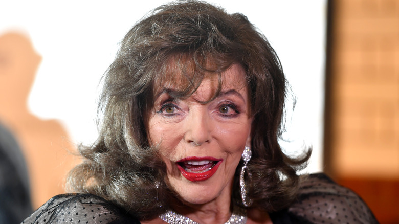 Joan Collins hablando