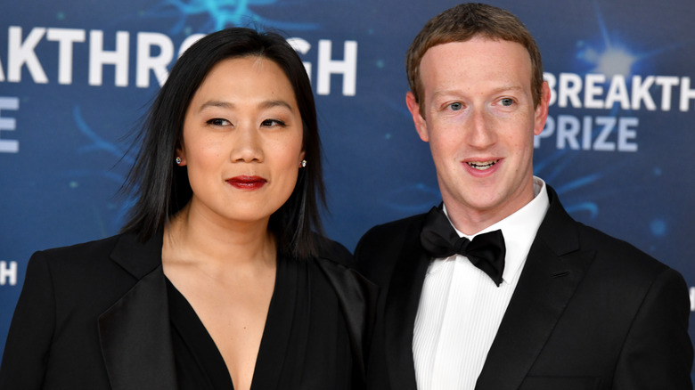 Priscilla Chan y Mark Zuckerberg posando